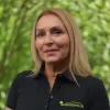 Eine Person trägt ein schwarzes Poloshirt mit dem Logo „GoodOnYa“, Gesicht ist verdeckt.